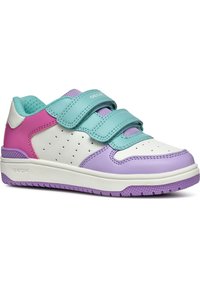 Sneaker bianco, viola e rosa con tre cinturini in velcro turchesi; presenta un design perforato e una suola in gomma per la traspirabilità.