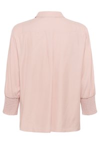 Blusa corta a maniche leggere di colore rosa chiaro, con colletto e polsini arricciati e testurizzati. Tessuto liscio con una vestibilità rilassata e dettaglio sullo sprone posteriore.