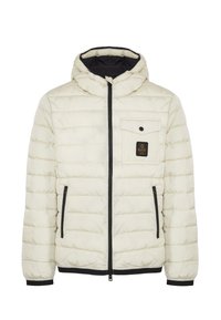 Giacca bianca imbottita con cappuccio, dotata di zip frontale, tasca sul petto, tasche laterali e rifiniture nere lungo la zip e i polsini.