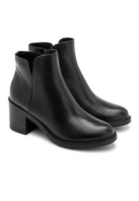 Czarne skórzane botki za kostkę z fakturowanym wykończeniem, zwężającym się noskiem i masywnym obcasem. Elegancki design z otwartym elementem po boku.