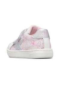 Dziecięce trampki niskie z różową brokatową tkaniną, srebrnym detalem w kształcie gwiazdki, srebrną pętelką na pięcie i białą podeszwą, widok od tyłu.