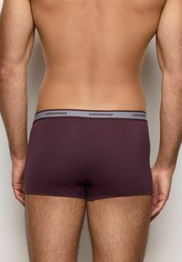 Boxer in tessuto stretch bordeaux con elastico grigio recante la scritta "yamamay", finitura liscia e design aderente.