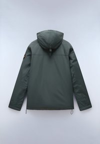 Donkergroene jas met capuchon, gemaakt van glad, waterafstotend materiaal. Voorzien van een trekkoord aan de onderkant en een logo patch op de linker schouder.
