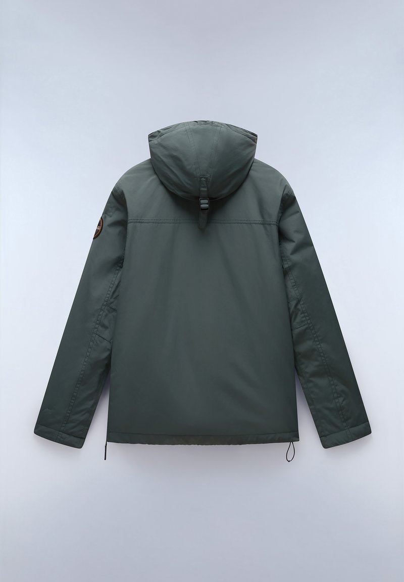 Giacca verde scuro con cappuccio, realizzata in materiale liscio e resistente all'acqua. Presenta un orlo regolabile con cordino e una toppa con logo sulla spalla sinistra.