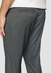 Pantalons gris texturé avec un motif pied de poule subtil. Dotés d'une poche arrière plate et d'une coupe droite.