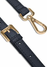 Correa de cuero negro con hebilla dorada en un extremo y gancho giratorio dorado en el otro, mostrando costuras y agujeros de ajuste.