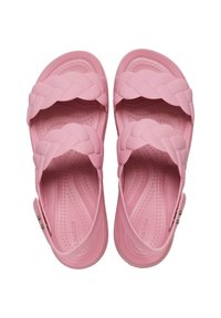 Sandales roses en matériau doux avec un design de lanière tressée. Comprend une semelle texturée et un accent circulaire sur le côté.