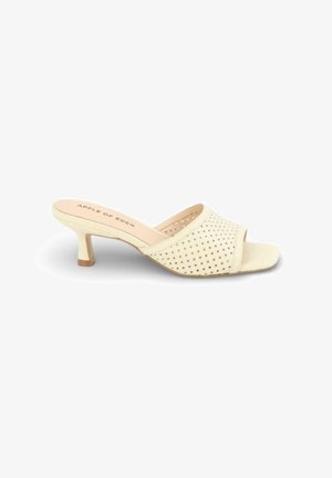 Beige offene Mule-Sandale mit niedrigem Kittenabsatz und perforiertem Obermaterial, Markenname „Apple of Eden“ auf der Innensohle.