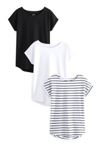 Tre kortärmade T-shirts: en svart, en vit och en vit med marinblå ränder. Alla har rundad halsringning och är tillverkade av mjukt bomullsmaterial.