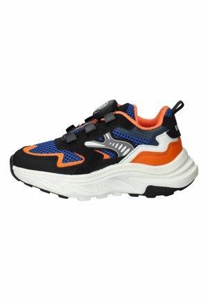 Stevige sportschoen met blauw mesh, zwarte en oranje synthetische overlays, witte zool en een zwarte draaisluiting bovenop.