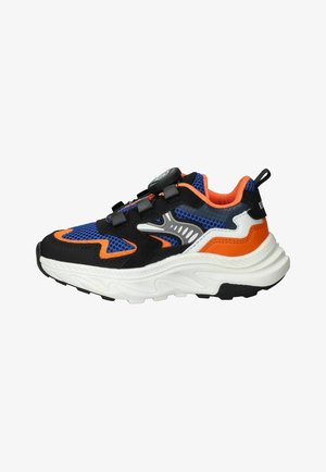Chaussure de sport épaisse avec mesh bleu, superpositions synthétiques noires et orange, semelle blanche et fermeture à molette noire sur le dessus.