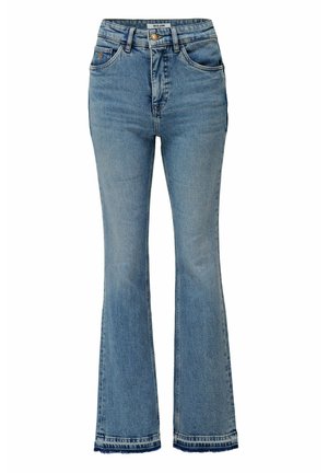 Jeans acampanados de mezclilla azul claro con cintura alta, cinco bolsillos y dobladillo deshilachado. Textura suave con sutiles desvanecimientos y detalles de costura.