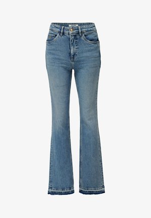 Jeans acampanados de mezclilla azul claro con cintura alta, cinco bolsillos y dobladillo deshilachado. Textura suave con sutiles desvanecimientos y detalles de costura.