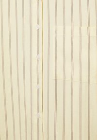 Chemise jaune clair à boutons avec fines rayures verticales noires et blanches et une poche poitrine côté droit.
