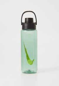 Transparante groene plastic waterfles met een zwarte schroefdop en handvat. Bevat een groen grafisch ontwerp en maatmarkeringen.
