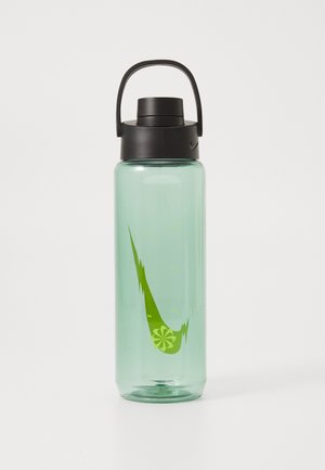 Transparante groene plastic waterfles met een zwarte schroefdop en handvat. Bevat een groen grafisch ontwerp en maatmarkeringen.