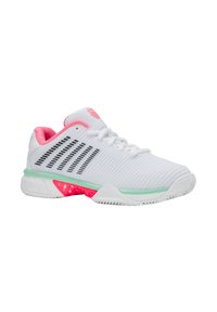 Scarpa sportiva bianca con tomaia testurizzata, strisce nere diagonali, accenti rosa sul tallone e sulla suola, e una intersuola verde per l'ammortizzazione.