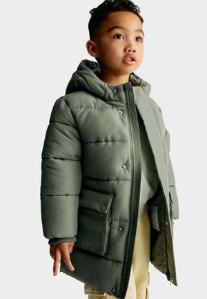 Giacca puffa verde con cappuccio, dotata di chiusura con zip, bottoni a pressione e polsini a coste. Include tasche frontali e ha una texture liscia e opaca.