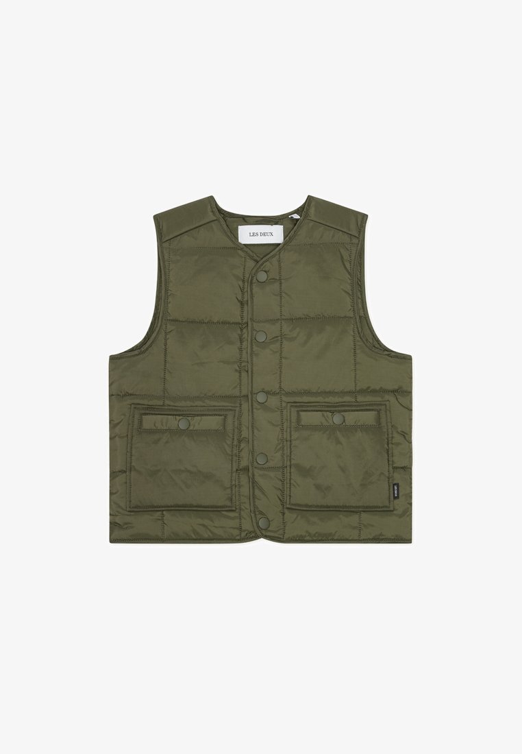 Γιλέκο σε ελιά πράσινο με επένδυση, κουμπωτό μπροστινό μέρος, καπιτονέ υφή και δύο μπροστινές τσέπες. Διαθέτει στρογγυλή λαιμόκοψη και χωρίς μανίκια.