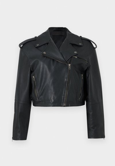 Μαύρο cropped δερμάτινο μπουφάν biker με ασύμμετρο φερμουάρ, γιακά τύπου πέτο, τσέπες με φερμουάρ, επιρράμματα στους ώμους και μανίκια με φερμουάρ.