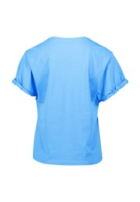 Hellblaues T-Shirt mit kurzen, aufgerollten Ärmeln und einem lockeren Schnitt. Hergestellt aus weicher Baumwolle, mit einer einfachen, glatten Textur.