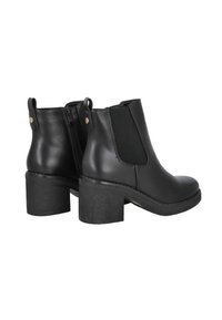 Par de botas de cuero negro hasta el tobillo con tacones de bloque, paneles elásticos laterales y lengüetas traseras sobre un fondo blanco.