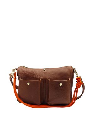 Sac bandoulière en cuir marron avec deux poches avant fermées par des boutons-pression et une sangle orange avec un détail noué.