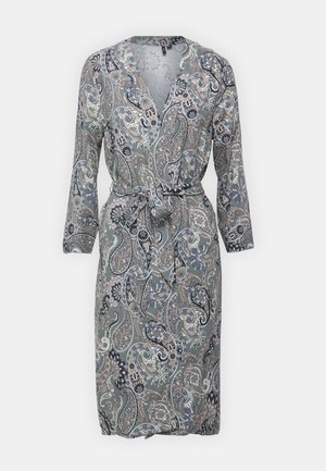 Kwiatowa sukienka w paisley w jasnoniebieskim i beżowym kolorze, z długimi rękawami, dekoltem w serek i paskiem w talii dla dopasowanego fasonu. Lekka tkanina.