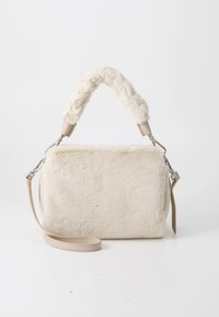 Borsa a mano in pelliccia ecologica beige con forma rettangolare strutturata, manico intrecciato in tessuto morbido e tracolla in pelle rimovibile. Dettagli in metallo argentato.