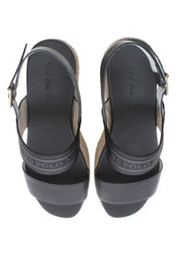 Sandalias de plataforma negras con una amplia correa, tacón de yute trenzado y una correa en el tobillo asegurada que presenta un estampado de logo. Textura suave y mate.