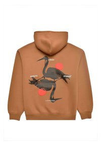 Brun hættejakke med et grafikmotiv af to sorte traner og røde cirkler på ryggen, lavet af blødt stof, med ribbet kant og manchetter.