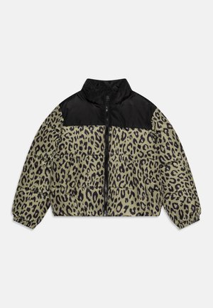 Leopardprintet dunjakke med sort bærestykke, høj krave, frontlynlås og elastiske manchetter på en lys grå baggrund.