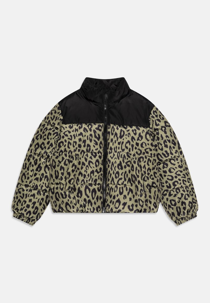 Veste matelassée à imprimé léopard avec empiècement noir, col montant, fermeture éclair frontale et poignets élastiques sur un fond gris clair.