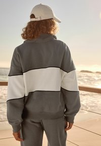 Self. HALF ZIP - Pusa - grey
