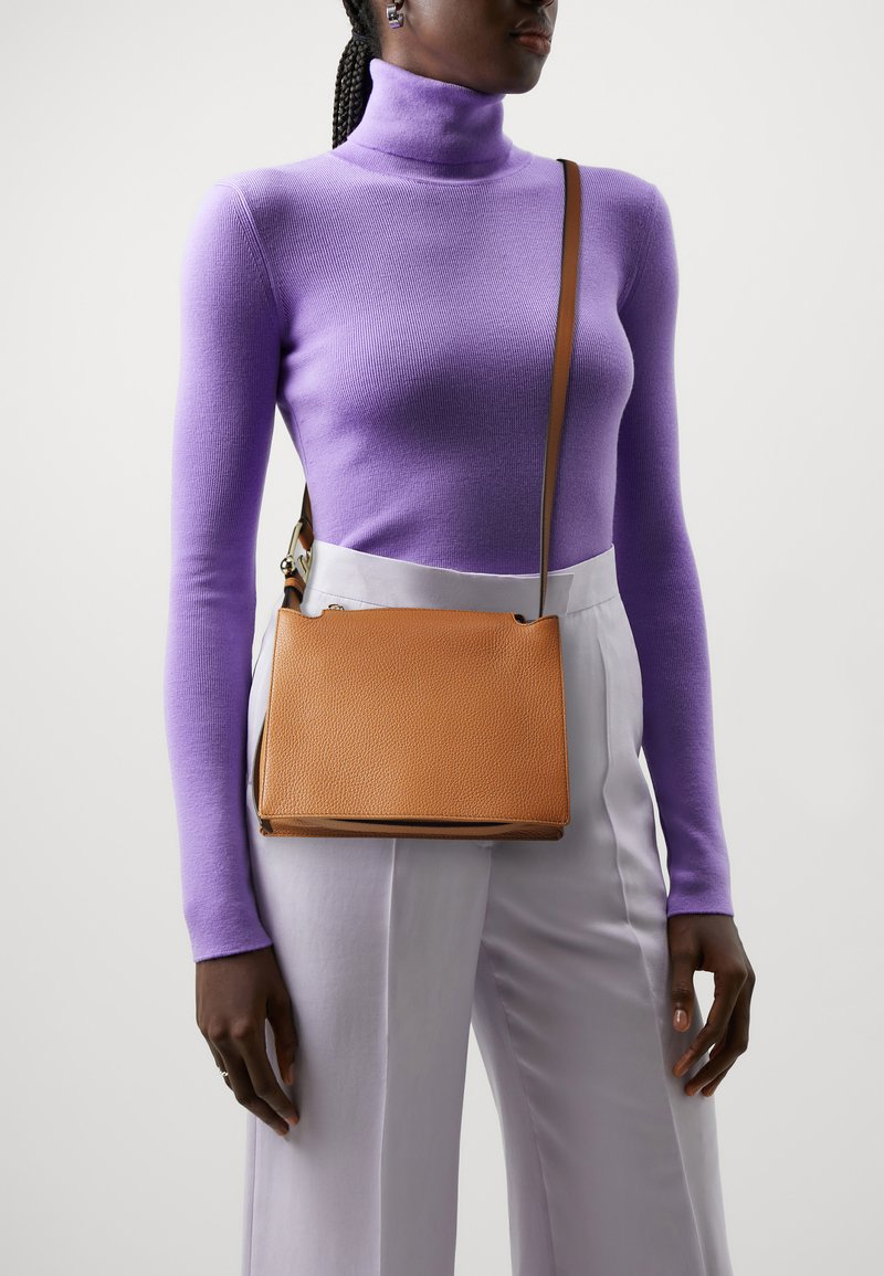 Furla NUVOLA S CROSSBODY - Skulderveske - brown