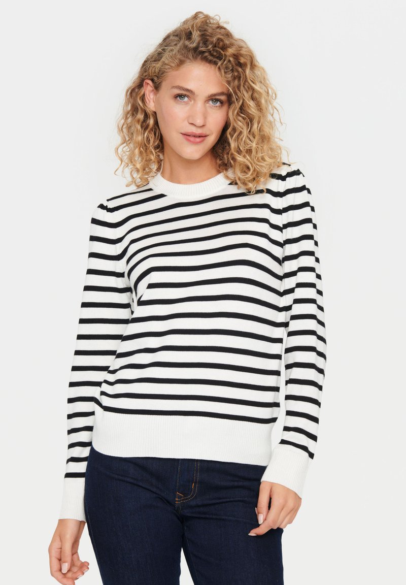 Pull en tricot noir et blanc à rayures, avec un col rond, des poignets et un ourlet côtelés. Texture douce avec des rayures horizontales et une coupe décontractée.