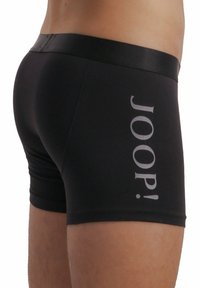 Boxer neri con una texture liscia, con una ampia cintura elastica e il logo "JOOP!" in argento sul lato sinistro.