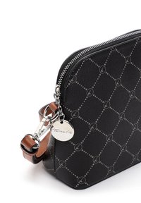 Borsa in finta pelle nera con texture, caratterizzata da un motivo geometrico, zip argentata e una tracolla marrone con un'etichetta circolare argentata.