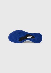 Semelle de chaussure de sport avec un motif de semelle ondulée. Principalement bleue avec des accents noirs et un logo blanc au centre. Matériau en caoutchouc durable.