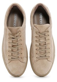Beige Wildlederschuhe mit textilem Detail, Schnürdesign und Gummisohlen. Ausgestattet mit einer glatten Textur und einem minimalistischen Stil.