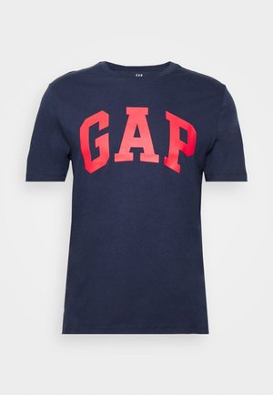 Marineblaues T-Shirt mit kurzen Ärmeln und großen fetten roten Buchstaben "GAP" auf der Brust, Rundhalsausschnitt.