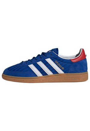 Blå Adidas Spezial-sneaker med hvide striber, rød hæltab, gummisål og guldpræget branding på siden.