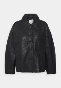 Sort læderjakke med tekstureret overflade, stor krave, knaplukning foran og to brystlommer. Løs pasform med sænkede skuldre.