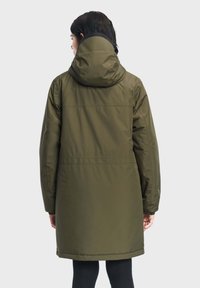 Parka en vert olive avec capuche, conçue avec une coupe mi-longue, présentant une coque extérieure lisse et résistante à l'eau, ainsi que des poignets élastiques.