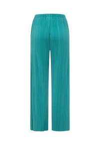 Spodnie o szerokich nogawkach w kolorze morskim z delikatnymi pionowymi plisami i elastycznym pasem, przedstawione na białym tle.