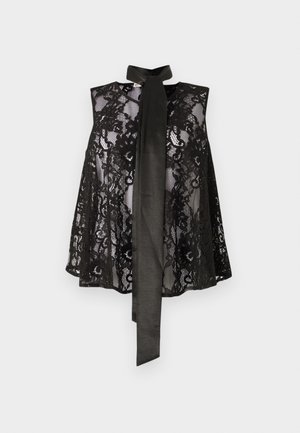 Top de encaje negro con diseño sin mangas, que cuenta con un lazo en el cuello. El encaje tiene patrones florales y una textura translúcida, creando un aspecto elegante.