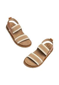 Sandali beige con due cinturini in tessuto a zigzag, un cinturino posteriore in pelle marrone e una suola testurizzata con cuciture decorative.