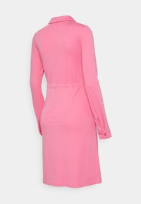 Vestido rosa de manga longa com decote colarinho, cintura elástica e punhos abotoados. Tecido suave com um design casual.