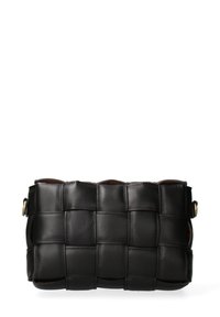 Borsa a tracolla in pelle nera intrecciata con forma rettangolare, caratterizzata da un motivo a griglia testurizzato e una singola tracolla.