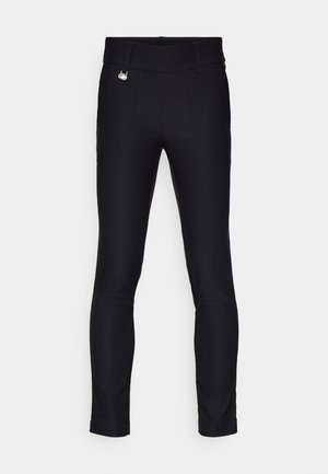 Pantalones negros de corte ajustado hechos de tela elástica. Presentan una textura suave, una cinturilla plana y un acento de hardware plateado en la parte frontal.